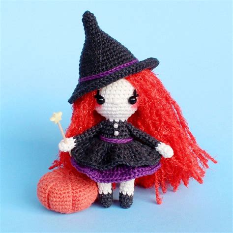 Crocheting witch figurines with glow-in-the-dark yarn: Spooky effects